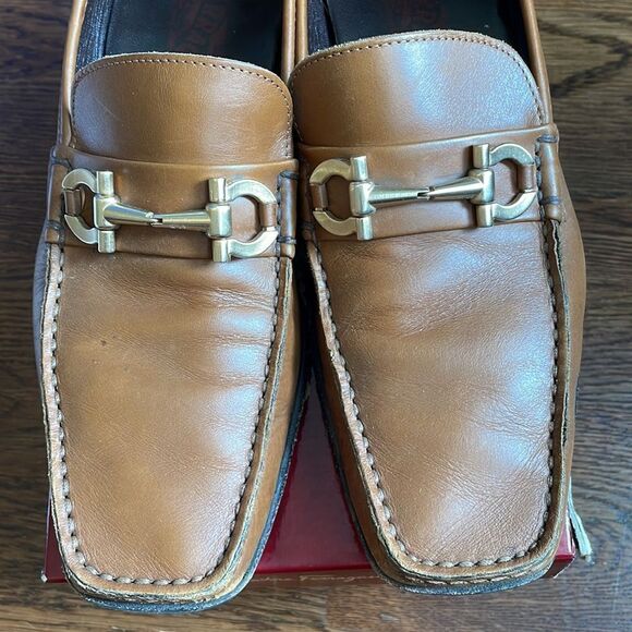 Salvatore Ferragamo “Paese” maple calf slip on loafers with gold detailing - Picture 2 of 8